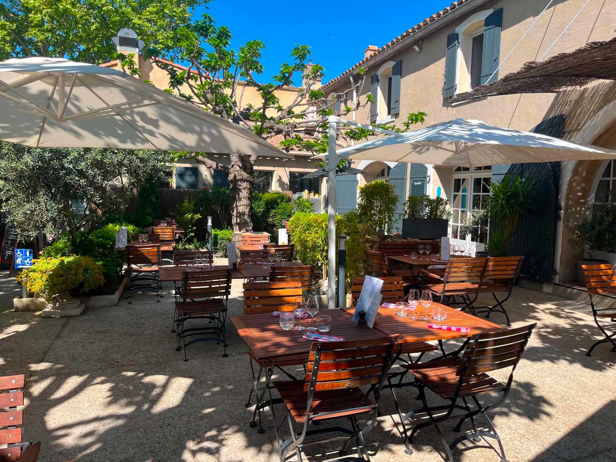 La terrasse ensoleillée du Bistrot Saint Roch