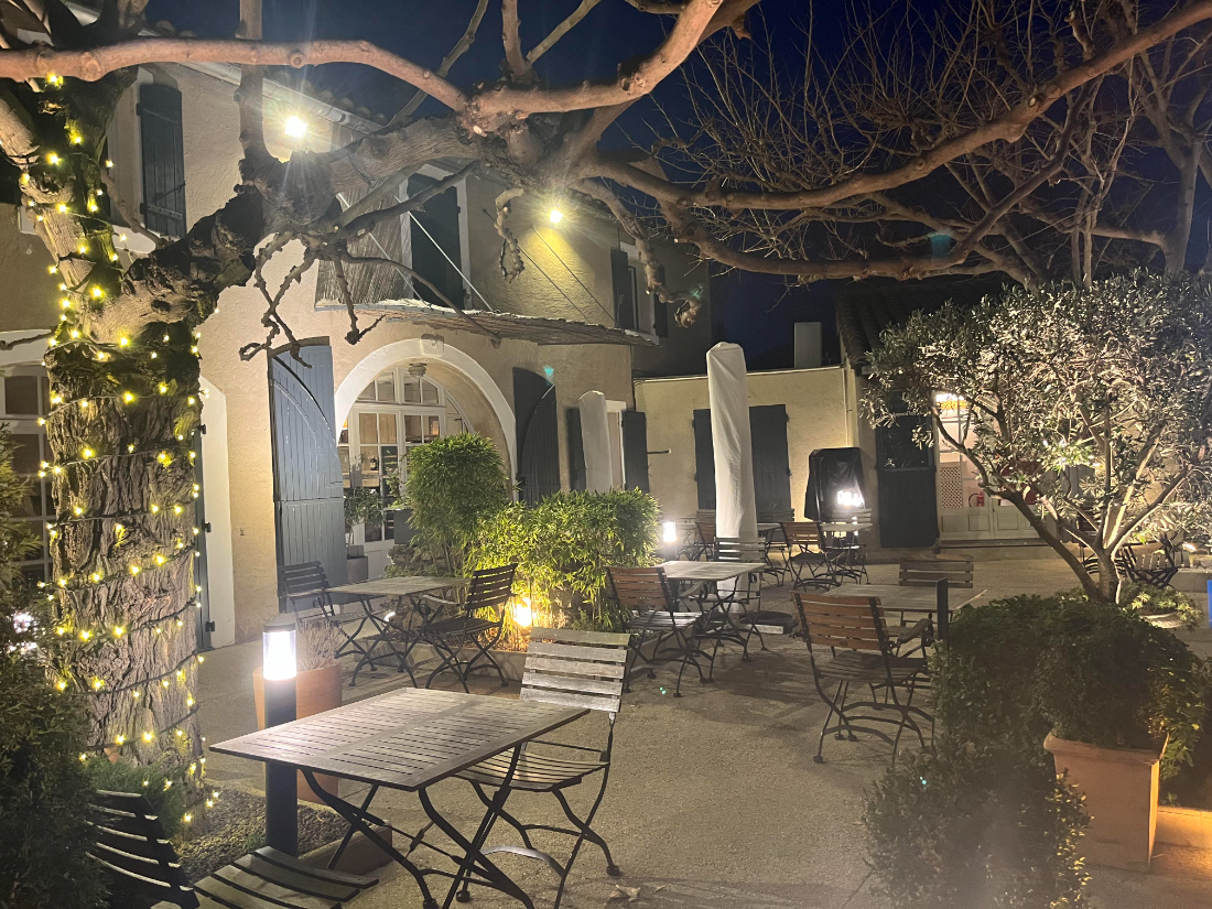La terrasse sous les oliviers