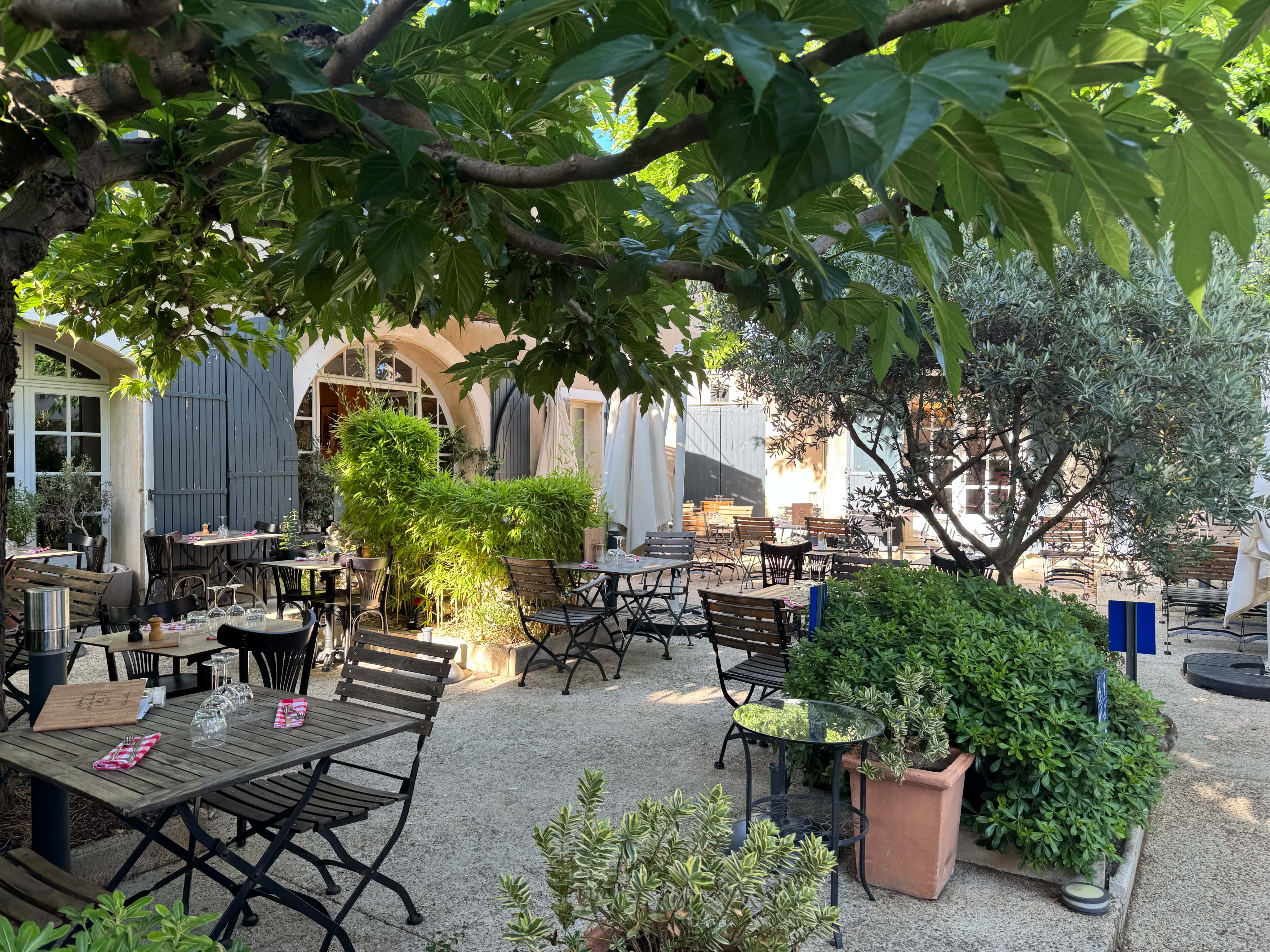 La terrasse du Bistrot Saint Roch au crépuscule